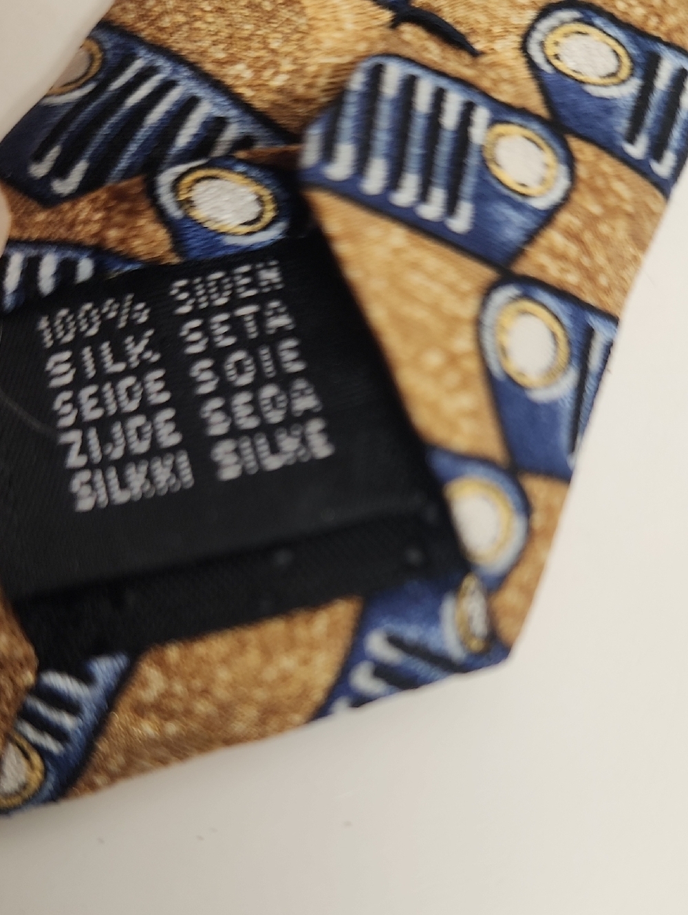 Jeep There's Only One Classic Geometric Pattern MenS Tie in Navy& Gold 100% SILK - Picture 6 of 7